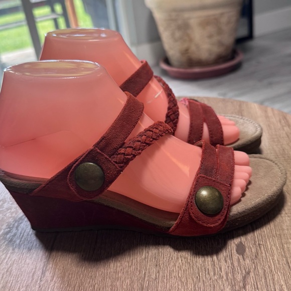 AETREX Womenβs Platform velcro Adjustable Red Suede Strappy Sandals size 7 - Picture 9 of 14
